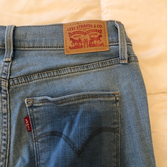 Light wash slim shaping Levi jeans - Picture 3 of 4